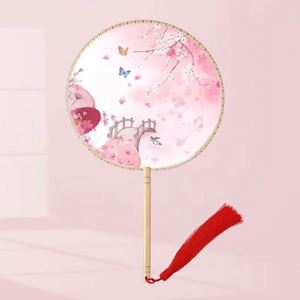 Éventail pliant de style chinois ancien, peint à la main en bambou, avec motifs de fées musicales et d'amour, pour souvenirs du Nouvel An et cadeaux d'affaires - Product Image 3