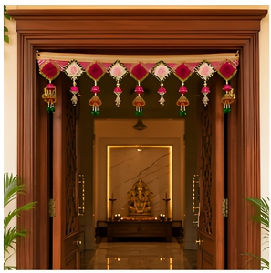 Toran indien traditionnel avec des pompons perlés de lotus rose et des broderies dorées pour la décoration de la maison à l'occasion de Diwali, à suspendre à l'entrée - Product Image 1