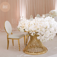 Tables de présentation de gâteaux de mariage en or de luxe pour les événements de banquet et les fêtes