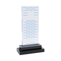 Trophée en acrylique biseauté double face APEX avec impression sérigraphique de logo répété et base rectangulaire noire