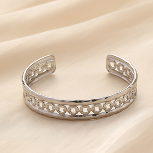 Brazalete de Acero Inoxidable Chapado en Oro de 18K con Diseño Hueco Moderno para Mujer, Estilo Árabe Saudí/Dubái, Ideal para Aniversario - Product Image 3