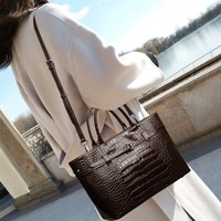 Sac fourre-tout en cuir de vachette à motif crocodile pour femme, grande capacité, haute qualité, sac à bandoulière, vente en gros personnalisée, nouvelle collection 2026