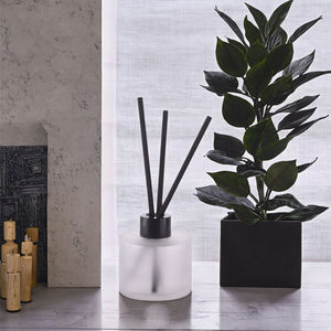 Bouteille diffuseur de parfum en rotin d'aromathérapie sans alcool, sans plomb, ronde, noire mate et blanche, 150 ml, avec bouchons dorés et roseaux - Product Image 3