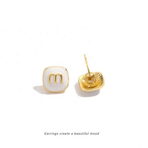Boucles d'oreilles à clip en alliage, design géométrique carré tendance coréen haut de gamme, lettre M, mignonnes, style encens anti-moustiques, pour fête et cadeau - Product Image 6