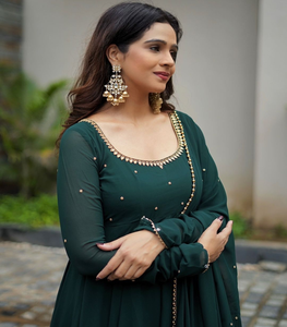 Robe longue en georgette de renard uni avec Dupatta pour femmes Belle robe à licou décontractée avec logo d'impression numérique subtile au dos - Product Image 3