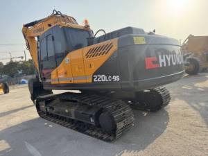 Excavatrice sur chenilles diesel Hyundai 220-9S d'occasion rentable (22 tonnes) pour la construction de routes et les projets de carrières - Product Image 2