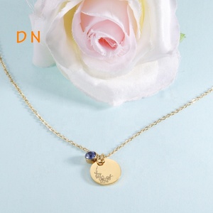 Dina Venta al Por Mayor Collar de Oro de 18K con Piedra de Nacimiento de 12 Meses y Flor de Nacimiento Grabada a Láser Collar con Disco Redondo Joyería de Acero Inoxidable - Product Image 3