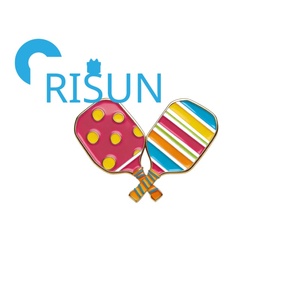 En gros, Broche émaillée de pickleball côtier avec logo personnalisé, mignonne, en métal émaillé, motif raquette de pickleball, épinglette de revers et badge pour sac à dos - Product Image 5