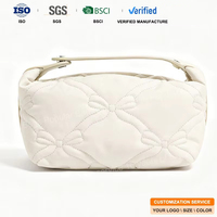 Sac à cosmétiques matelassé couleur bonbon avec nœud papillon Sac de rangement avec logo personnalisé Sac à maquillage en nylon doux gonflé Pochette cadeau