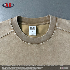 เสื้อยืดแขนสั้นผู้ชาย ODM/OEM น้ำหนัก 305 กรัม สไตล์อเมริกันเรโทร ลายสโนว์เฟลกแบบต่อผ้า แอร์แมมบา ผ้าฝ้าย - Product Image 2