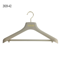 Cintre de costume en velours de luxe logo personnalisé flocage cintre supports de stockage en fer et supports PS rond avec épaulettes noir