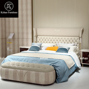 Ensemble de lit <span class=keywords><strong>king</strong></span> size luxueux rembourré avec banquette, tête de lit haute à volants, lit plateforme en cuir texture croco pour chambre principale de villa - Product Image 3