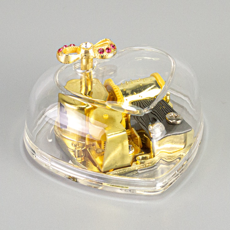 Caja de música con forma de corazón dorado