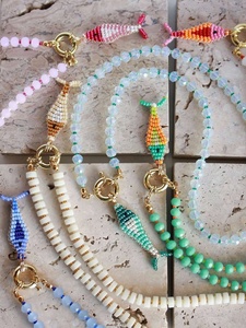 Collier artisanal mignon avec breloque poisson motif soleil, perles Miyuki colorées en pierre naturelle et perles d'eau douce plaqué or 18 carats, vente en gros - Product Image 2