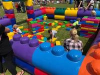 Équipement de terrain de jeu gonflable personnalisé pour enfants, pour l'intérieur et l'extérieur, avec clôture, mur et blocs de construction gonflables