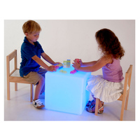 Meubles LED pour événements : Sièges cubes lumineux en PE écologique (30 cm, 40 cm) et tables et chaises pour enfants, idéaux pour la Journée des enfants et les fêtes d'anniversaire