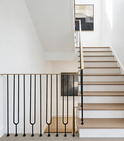 Nouvelle conception moderne, balustrade de balcon en métal noir ajouré, garde-corps d'escalier intérieur en fer forgé pour appartement