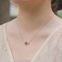 Vente en gros de nouvelle mode collier à breloques en argent sterling 925 plaqué or une flèche coeur motif géométrique simple style français