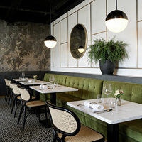 Meubles de restaurant modernes, banquette longue en velours vert, table carrée en marbre, chaise en rotin noir en métal pour café