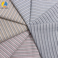 Tissu froissé teint en fil, polyester 86 GSM, texture micro-bulles, tissu rayé pour chemise, robe, couture
