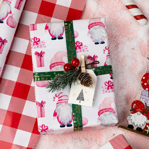 Rollo de Papel de Regalo Navideño Reversible de 17 Pulgadas x 33 Pies con Gnomos Rosas y Caja de Regalo - Product Image 2
