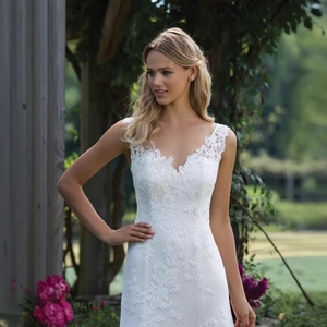 La nouvelle robe de marié<span class=keywords><strong>e</strong></span> simple à col en V et dentelle, avec une coupe évasé<span class=keywords><strong>e</strong></span> amincissante et une traîne, est la pièce maîtresse des mariées, un rêve de conte de fées. - Product Image 1