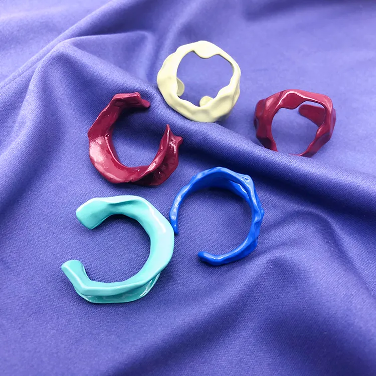 2021 beliebte Neon ringe hochwertige personal isierte bunte Metallring heiß verkaufen Twisted Ring für Mädchen