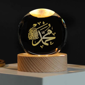 Vente en gros de boules de cristal gravées au laser islamiques, polies, 6 cm, 8 cm, boule de cristal illuminée, souvenir islamique avec base lumineuse LED - Product Image 1