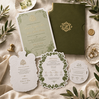 Suite d'invitations de mariage de luxe en papier vert olive avec détails en feuille d'or gaufrée et pochette personnalisée