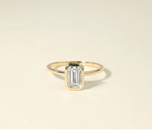 Bague de fiançailles solitaire en or éco-responsable avec diamant de laboratoire ou naturel de 1 carat E VS, sertie clos en or, pour mariée - Product Image 1