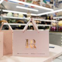 Sac de shopping en carton blanc avec poignée en ruban de luxe personnalisé, sacs en papier imprimés personnalisés avec votre propre logo