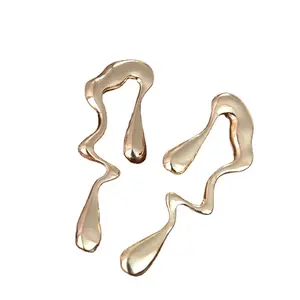 Damen goldene geometrische asymmetrische Ohrringe einzigartiges flüssiges Metall und unregelmäßiger Tropfen einzigartiger Stil modischer Schmuck