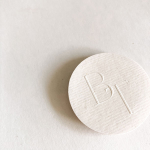 Nhãn trắng tùy chỉnh với logo dập nổi giấy kết cấu nhãn cho các sản phẩm trọn gói Nhãn Tròn giấy trắng - Product Image 1