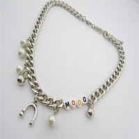 Collier à chaîne à maillons cubains avec lettre et pendentif en fer à cheval en alliage de zinc