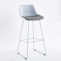 Chaise de bar en plastique PP, coque en plastique, sans accoudoirs, pieds en métal/acier, tabourets de bar, chaises de salle à manger – Grande Vente