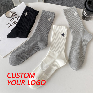 Chaussettes de sport décontractées en coton de haute qualité en gros, chaussettes de sport de marque, chaussettes en tricot à lettres, chaussettes en vrac - Product Image 1