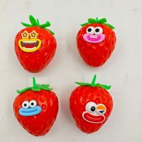 Balle Squishy en Forme de Fraise, Peluche Douce à Presser, Jouet Anti-Stress à Rebond Lent, Jouet Sensoriel Portable pour la Décompression et la Relaxation