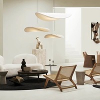 Suspension moderne de luxe en soie, abat-jour translucide sculptural en forme de vague, minimaliste et organique, pour projets hôteliers, villas et chambres.