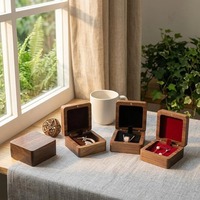 Graviertes Logo Blanko Quadratische Brosche Manschettenknöpfe Ohrringe Ehering-Set Massives Walnussholz Elegante Holzverpackung Schmuckbox Geschenk