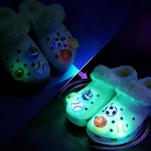 Nuevos dijes de zapatos LED luminosos con forma de corazón, impresos con UV de alta calidad, coloridos y kawaii, para zuecos, venta al por mayor, regalos de San Valentín - Product Image 4