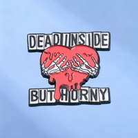 Pin esmaltado con la frase 'Dead Inside but Horny', broche de corazón gótico