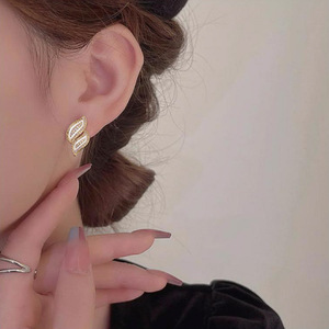 Orecchini a Perno Stile Francese a Forma di Foglia, Design Geometrico Elegante, Gioielli per Orecchie da Donna, per Uso Quotidiano, Outfit da Festa, Accessorio Regalo - Product Image 3