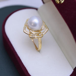 แหวนไข่มุกทรงกลมสีขาวขนาด 10-11 มม. ชุดแหวนเงินแท้ S925 ลายดอกคามิลเลียภูเขา แสงเงาสวยงาม มีตำหนิเล็กน้อย - Product Image 3