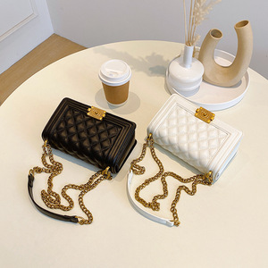 Sac bandoulière carré en PU matelassé pour femme avec broderie et chaîne, collection Printemps 2026, design rétro tendance - Product Image 2