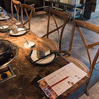Themenmusik-Buffet-Restaurant Barbecue Sushi Sichuan Hunan Hotel Leder-Tisch-und-Stuhl-Set Kommerzielle Esszimmermöbel