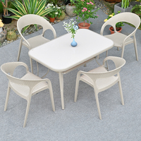 Table de salle à manger d'extérieur en bois moderne, conception carrée résistante aux UV imperméable et durable pour une utilisation dans la cour