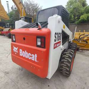 Chargeuse compacte Bobcat S160 d'origine américaine avec godet de terrassement d'une capacité de 0,33 m³ et un poids opérationnel de 2,7 tonnes, en bon état. - Product Image 3