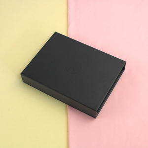 Caja de Regalo de Cartón Negra Personalizada en Forma de Libro, Cierre Magnético, Papel Rígido, Impresión UV, Grabado en Relieve, Diferentes Tamaños y Pesos - Product Image 4