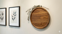 Plateau de service rond en bois avec plats méditerranéens et pain pour les réceptions