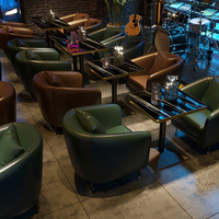 Ensemble de meubles de bar de style industriel vintage, canapé à assise en carton clair, bois massif, usage commercial, café, restaurant, cuisine occidentale